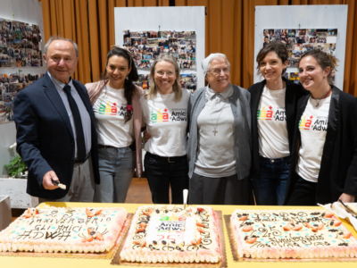 Il Presidente Carlo Farnè, Beatrice, Silvia, Suor Laura Girotto, Anna e Carolina al taglio della torta del 25 anniversario dell'Associazione Amici di Adwa