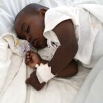 Il piccolo Daniel, malato di malaria, ricoverato in cura nell'ospedale "Kidane Mehret" di Adwa