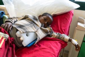 Daniel, piccolo paziente dell'ospedale Kidane Mehret di Adwa, mentre riceve cure per combattere la malaria